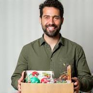 Julien Martel tenant une caisse avec des jouets pour animaux
