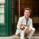 Hugo Morel et sa chienne devant la Compagnie Animalière