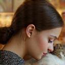 Lucie Petit câlinant son chat à la boutique